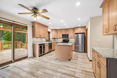 Kitchen - 1335 Gaslight Dr, Algonquin, IL 60102 photo 2 of 5