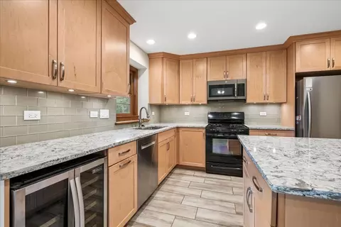 Kitchen - 1335 Gaslight Dr, Algonquin, IL 60102 photo 4 of 5