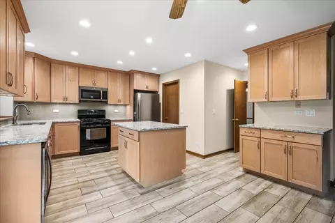 Kitchen - 1335 Gaslight Dr, Algonquin, IL 60102 photo 5 of 5