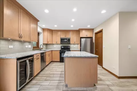 Kitchen - 1335 Gaslight Dr, Algonquin, IL 60102 photo 3 of 5