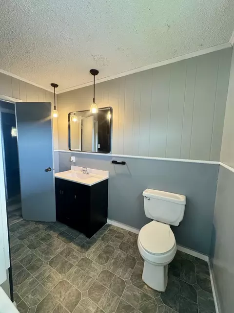 Bath - 404 W 9th St, Christopher, IL 62822 photo 2 of 4