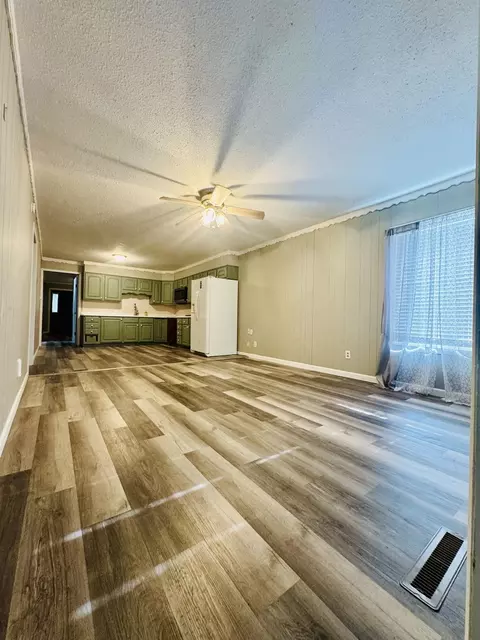 Living - 404 W 9th St, Christopher, IL 62822 photo 1 of 3