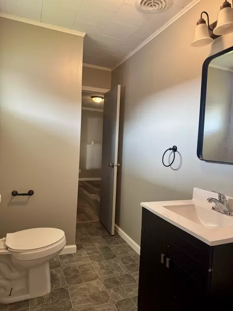 Bath - 404 W 9th St, Christopher, IL 62822 photo 3 of 4