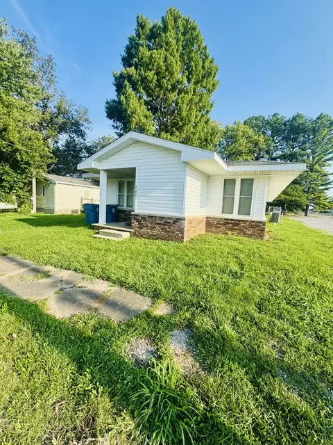 Exterior - 404 W 9th St, Christopher, IL 62822 photo 4 of 5