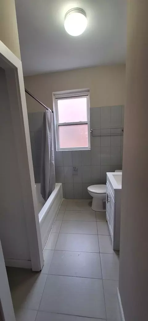 Bath - 815 E 53rd St #3, Chicago, IL 60615 photo 1 of 1