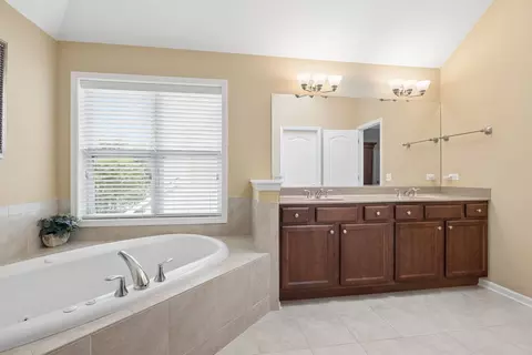 Bath - 12237 Winterberry Ln, Plainfield, IL 60585 photo 4 of 5