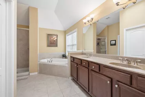 Bath - 12237 Winterberry Ln, Plainfield, IL 60585 photo 3 of 5