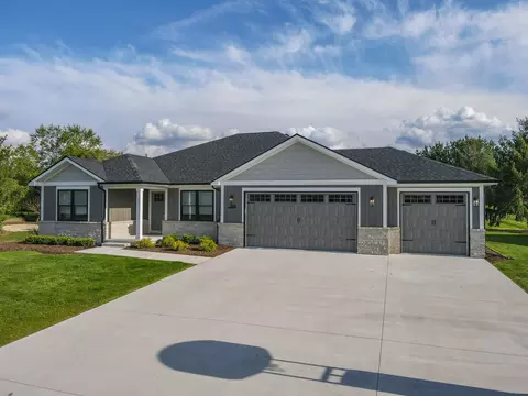 Exterior - 3172 Sun Valley Dr, Kankakee, IL 60901 photo 2 of 8