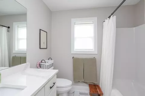 Bath - 3172 Sun Valley Dr, Kankakee, IL 60901 photo 2 of 4