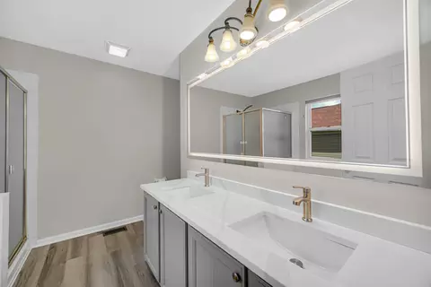 Bath - 1421 Richmond Ln, Algonquin, IL 60102 photo 1 of 4