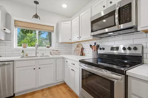 Kitchen - 609 E Olive St, Bloomington, IL 61701 photo 4 of 5
