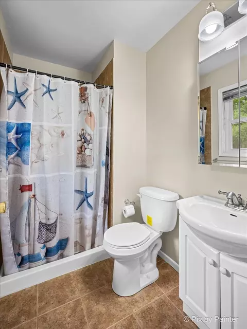 Bath - 640 Ash St, Algonquin, IL 60102 photo 2 of 3