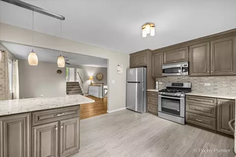 Kitchen - 640 Ash St, Algonquin, IL 60102 photo 4 of 6