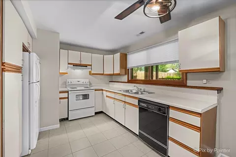Kitchen - 640 Ash St, Algonquin, IL 60102 photo 6 of 6