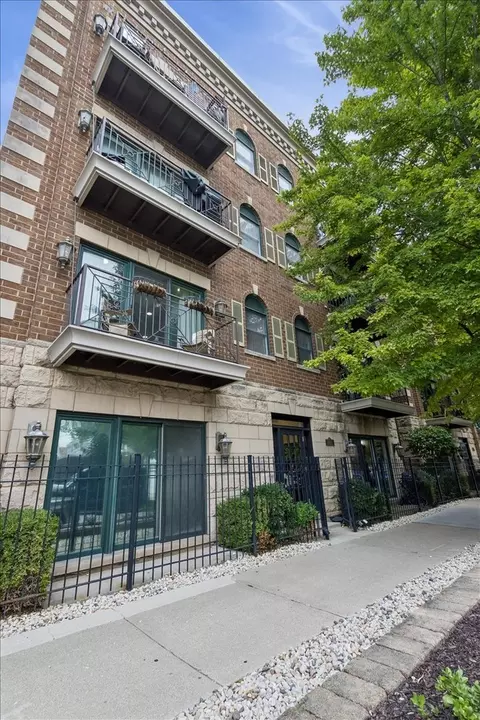 1148 W Roscoe St #1E, Chicago, IL 60657
