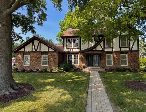 1902 Gigi Ln, Darien, IL 60561