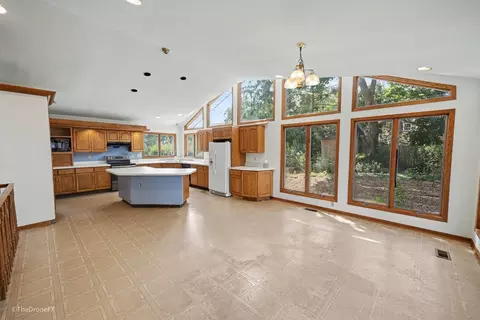 Kitchen - 1120 E Prairie Ave, Wheaton, IL 60187 photo 4 of 5