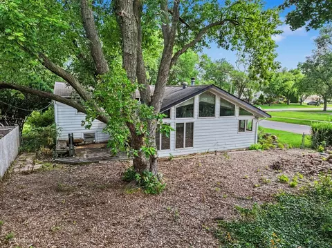 Exterior - 1120 E Prairie Ave, Wheaton, IL 60187 photo 2 of 4