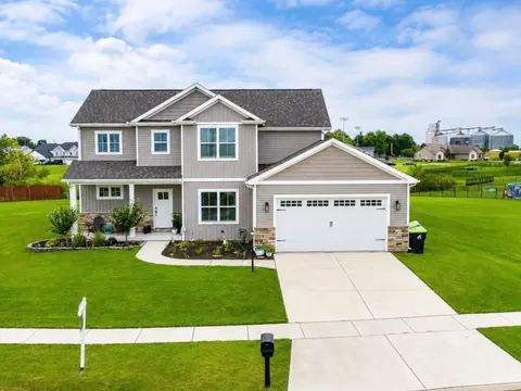 520 Prairie Meadows Dr, Heyworth, IL 61745