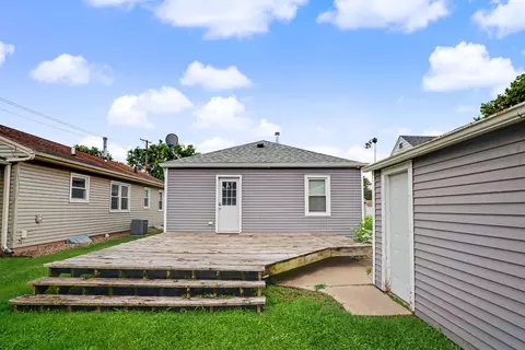 Exterior - 1132 53rd St, Moline, IL 61265 photo 4 of 5