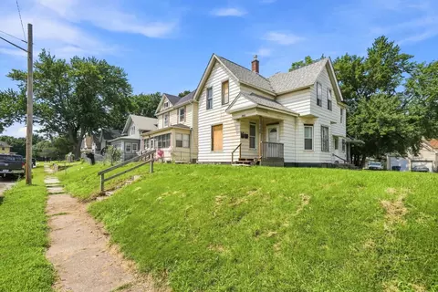 2014 Claussen St, Davenport, IA 52802