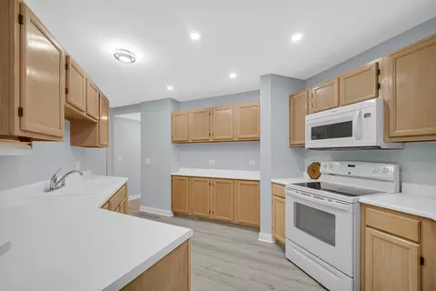 Kitchen - 445 Cromwell Cir #1, Bartlett, IL 60103 photo 1 of 3