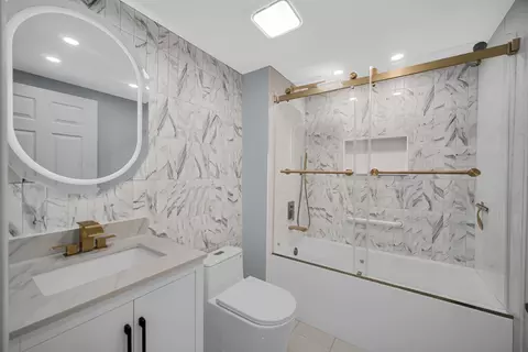 Bath - 445 Cromwell Cir #1, Bartlett, IL 60103 photo 1 of 3
