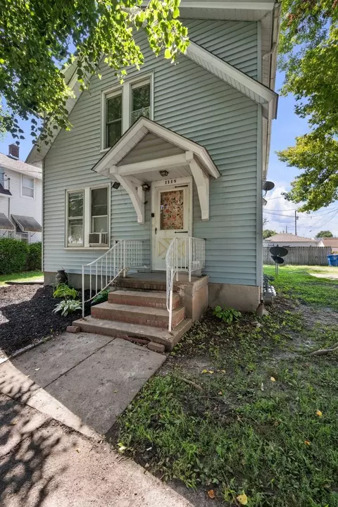 Exterior - 1118 14th Ave, Moline, IL 61265 photo 1 of 5