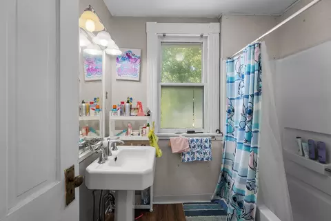 Bath - 1118 14th Ave, Moline, IL 61265 photo 3 of 3