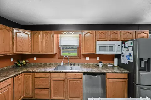 Kitchen - 4568 State Route 161 Ext, Kell, IL 62853 photo 3 of 4