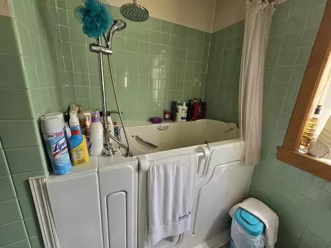 Bath - Undisclosed, Burnham, IL 60633 photo 1 of 3