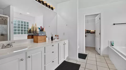 Bath - 2314 Heather Ridge Dr, Normal, IL 61761 photo 3 of 6