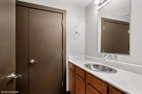 Bath - 106 N Aberdeen St #4F, Chicago, IL 60607 photo 1 of 2