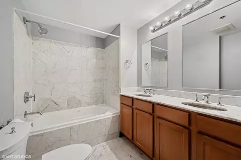 Bath - 106 N Aberdeen St #4F, Chicago, IL 60607 photo 2 of 2