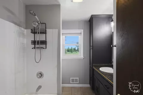 Bath - 165 E 2740s Rd, Kankakee, IL 60901 photo 2 of 2