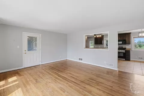 Living - 165 E 2740s Rd, Kankakee, IL 60901 photo 4 of 4