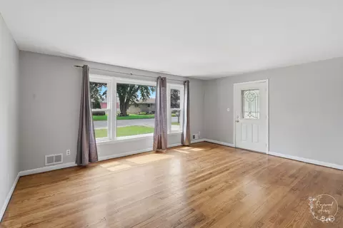 Living - 165 E 2740s Rd, Kankakee, IL 60901 photo 2 of 4