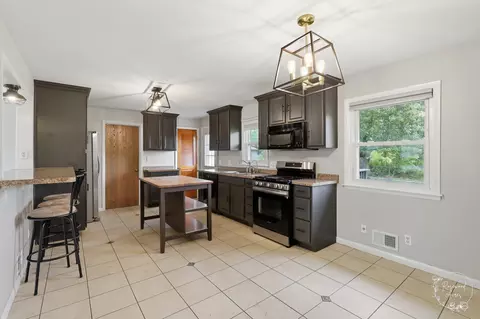 Kitchen - 165 E 2740s Rd, Kankakee, IL 60901 photo 2 of 4