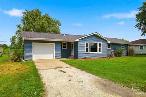 Exterior - 165 E 2740s Rd, Kankakee, IL 60901 photo 2 of 4