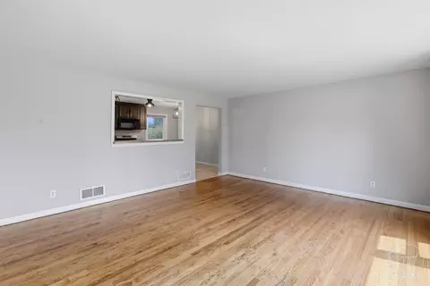 Living - 165 E 2740s Rd, Kankakee, IL 60901 photo 3 of 4
