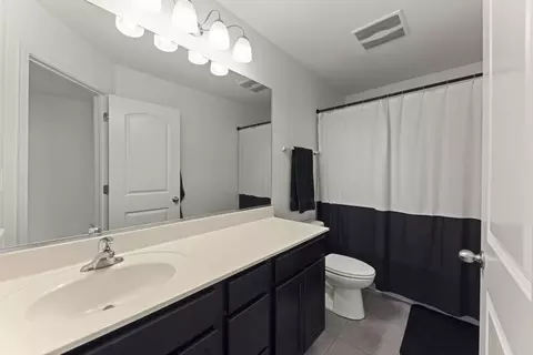 Bath - 27008 Ashgate Xing, Plainfield, IL 60585 photo 4 of 4