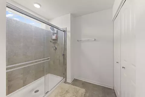 Bath - 27008 Ashgate Xing, Plainfield, IL 60585 photo 3 of 4