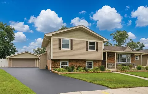 10453 S Stowe Ct, Palos Hills, IL 60465