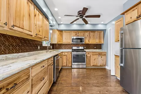Kitchen - 93 Pine Cir, Cary, IL 60013 photo 1 of 2