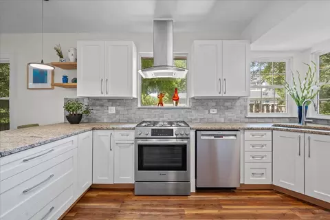 Kitchen - 262 Maple Hill Rd, Glencoe, IL 60022 photo 2 of 4