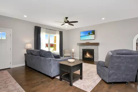 Living - 17 Fedor Cir, Bloomington, IL 61705 photo 4 of 9