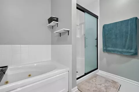 Bath - 50 N Bokelman St #534, Roselle, IL 60172 photo 2 of 3