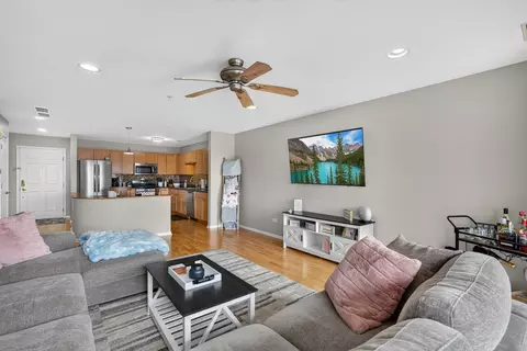 Living - 50 N Bokelman St #534, Roselle, IL 60172 photo 2 of 2