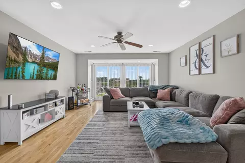 Living - 50 N Bokelman St #534, Roselle, IL 60172 photo 1 of 2