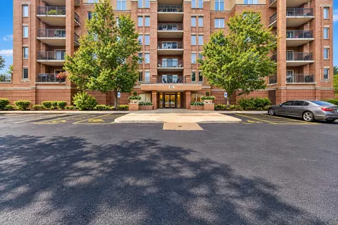 635 Perrie Dr #605, Elk Grove Village, IL 60007